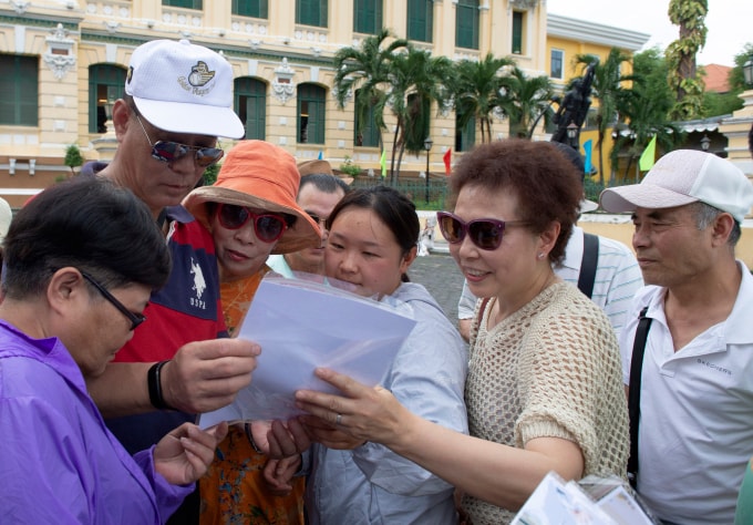 Du khách Trung Quốc tham quan Bưu điện Thành phố, TP HCM. Ảnh: Đăng Khoa