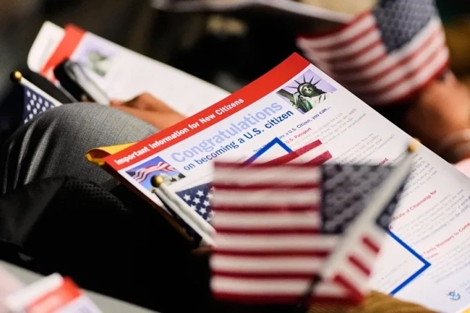 Tờ thông tin cho công dân mới nhập quốc tịch Mỹ. Ảnh: Charles Krupa/AP
