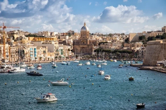Malta, quốc gia từng có chương trình hộ chiếu vàng gây tranh cãi, bị bãi bỏ vào năm 2025. Daniela/Moment RF