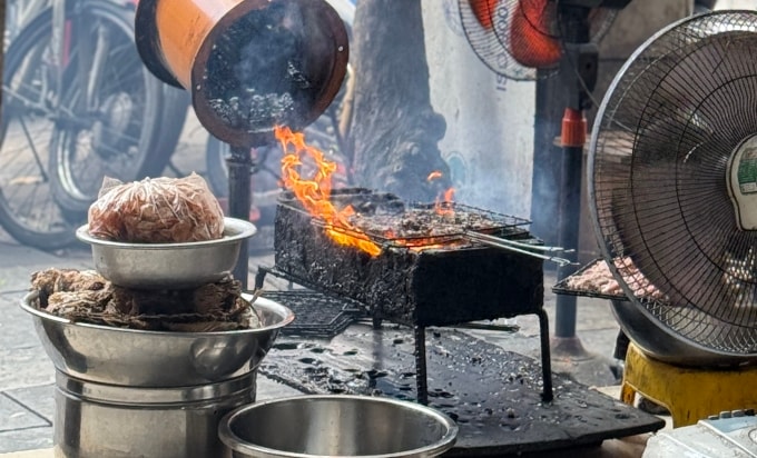 Quán bún chả trên phố Hàng Buồm, phường Hoàn Kiếm nướng chả, thịt bằng than gây khói, mùi, gây ảnh hưởng đến các hộ dân sống xung quanh. Ảnh: Quỳnh Nga