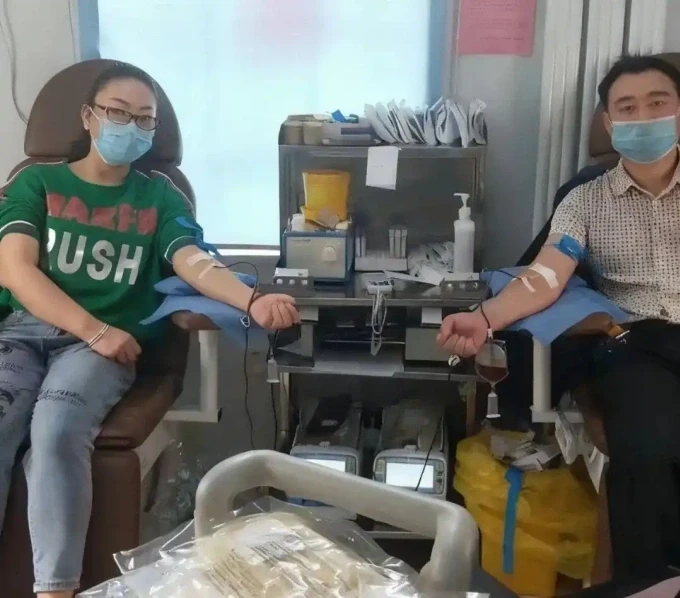 Fang Dongfeng và vợ trong một lần đi hiến máu. Ảnh: Tạp chí Hôn nhân & Gia đình