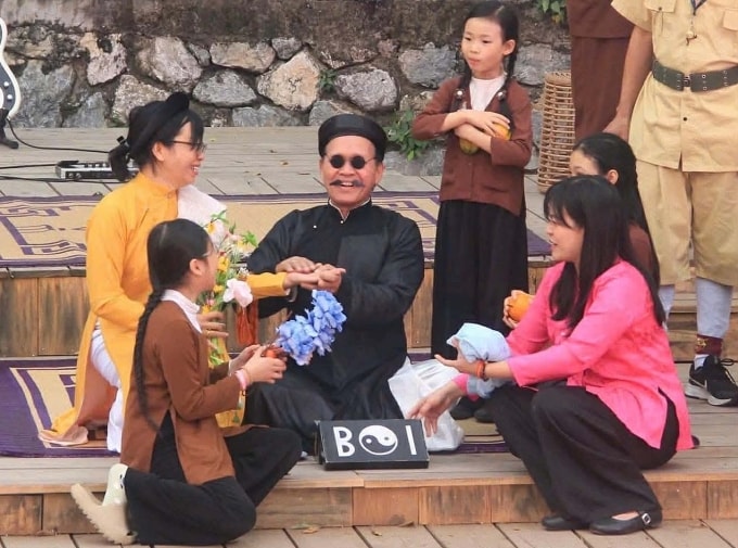 Tiết mục tái hiện cảnh người dân xem bói đầu năm.