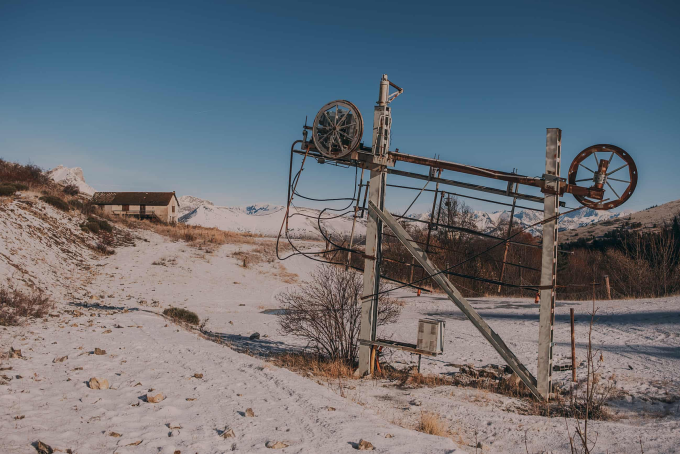 Phần còn lại của hệ thống cáp treo trượt tuyết ở Céüze 2000, tỉnh Hautes-Alpes, Pháp, tháng 11/2025. Ảnh: The Guardian