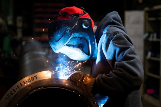 Công nhân trong nhà máy gặt đập liên hợp tại Mendota, Illinois ngày 21/2. Ảnh: Reuters