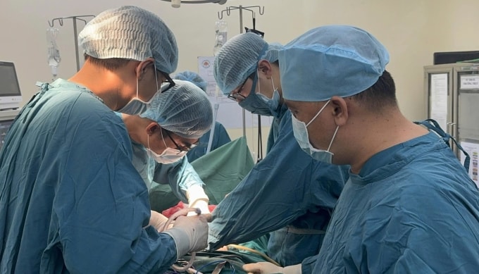 Các y bác sĩ phẫu thuật cho bệnh nhân. Ảnh: Bệnh viện cung cấp