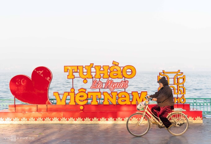 Người cao tuổi Hà Nội đạp xe bên Hồ Tây, tháng 11/2025. Ảnh: Hoàng Giang