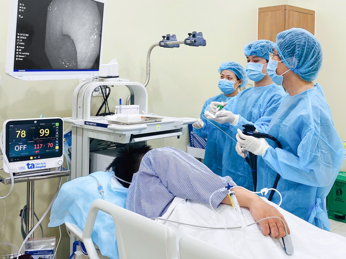 Bác sĩ Tiến thực hiện cắt hớt niêm mạc dạ dày cho ông Quang. Ảnh: Bệnh viện Đa khoa Tâm Anh