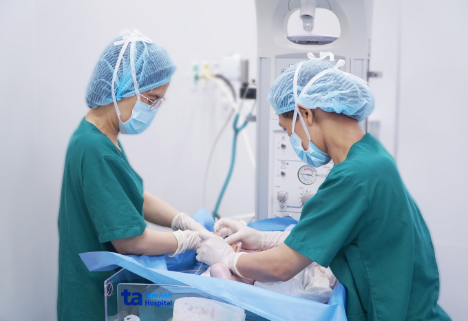 Êkíp hồi sức cho bé ngay tại phòng sinh. Ảnh: Bệnh viện Đa khoa Tâm Anh