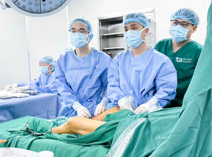 Bác sĩ sử dụng phương pháp laser nội tĩnh mạch để điều trị cho một người bệnh tại Bệnh viện Đa khoa Tâm Anh. Ảnh: Bệnh viện Đa khoa Tâm Anh