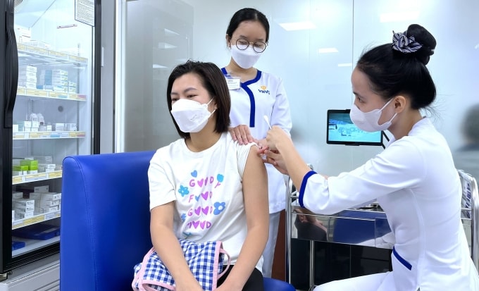 Cô gái tiêm vaccine viêm gan B phòng bệnh tại Hệ thống Tiêm chủng VNVC khi có anh trai mắc bệnh không rõ nguồn lây từ 4 năm trước. Ảnh: Diệu Thuần