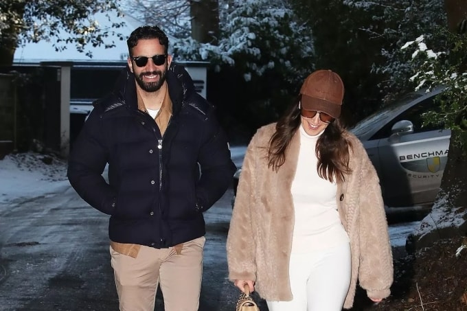 HLV Ruben Amorim và vợ Maria Joao Diogo đi dạo ở Cheshire, Vương quốc Anh, chiều 5/1/2026. Ảnh: Manchester Evening News