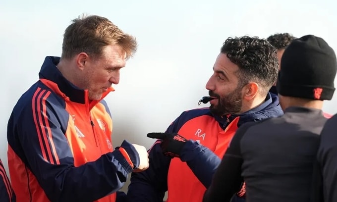 Fletcher (trái) trao đổi với Amorim trong một buổi tập của Man Utd. Ảnh: PA