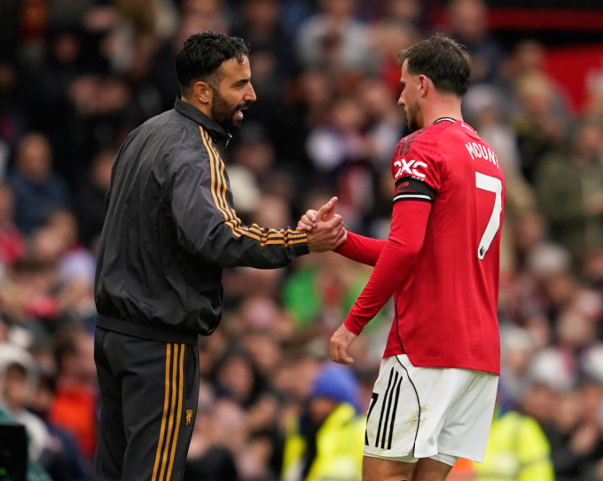Mason Mount (phải) bắt tay HLV Ruben Amorim sau khi rời sân trận Man Utd thắng Sunderland 2-0 trên sân Old Trafford, Manchester, Anh ngày 4/10/2025. Ảnh: AP