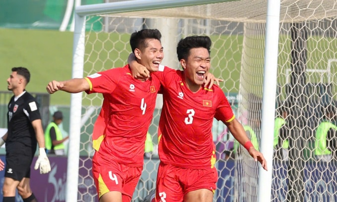 Trung vệ Nguyễn Hiểu Minh (số 4) mừng bàn thắng ấn định tỷ số 2-0 cho Việt Nam trong trận gặp Jordan ở lượt đầu bảng A, VCK U23 châu Á trên sân King Abdullah Sports City Hall, thành phố Jeddah, Arab Saudi ngày 6/1/2026. Ảnh: AFC