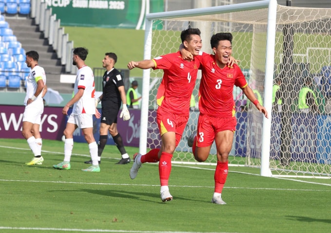 Nguyễn Hiểu Minh (số 4) ghi bàn ở phút 41 giúp Việt Nam thắng Jordan 2-0, trong lượt ra quân bảng A vòng chung kết U23 châu Á 2026, trên sân King Abdullah Sports City ở Jeddah, Arab Saudi ngày 6/1/2025. Ảnh: AFC