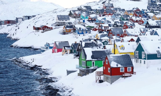 Những ngôi nhà ven biển tại thủ phủ Nuuk của đảo Greenland tháng 2/2025. Ảnh: AP