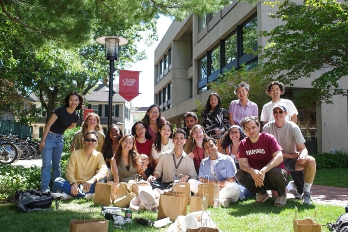 Tùng (ngồi giữa, hàng đầu) cùng bạn bè tại Đại học Harvard. Ảnh: Nhân vật cung cấp