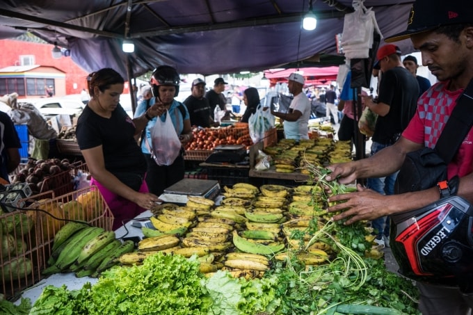 Người dân mua sắm trong một khu chợ ở Caracas ngày 4/1. Ảnh: AFP