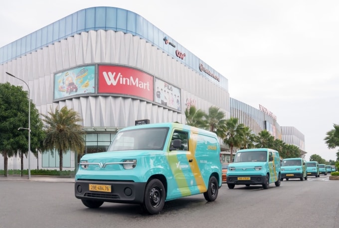 Dàn xe EC Van của Xanh SM tại Hà Nội. Ảnh: Tuấn Vũ