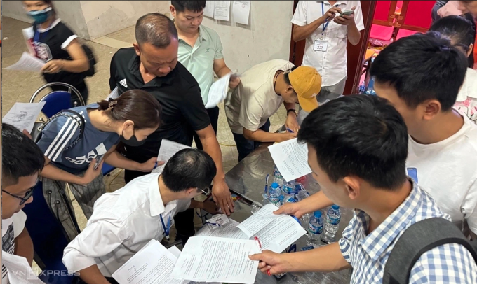 Nhà đầu tư tham gia cuộc đấu giá đất tại huyện Hoài Đức cũ vào tháng 8/2024. Ảnh:Anh Tú