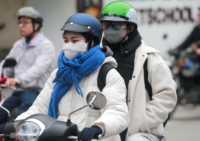 Người dân tham gia giao thông trong trời rét ở Hà Nội sáng 6/1. Ảnh: Gia Chính