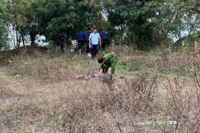 Lực lượng chức năng khám nghiệm hiện trường nơi phát hiện bộ xương người ở phường Tiến Thành, chiều 6/1. Ảnh: Nguyễn Tư