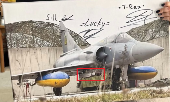 Tiêm kích Mirage 2000 Ukraine mang tên lửa MICA (khoanh đỏ) trong ảnh đăng ngày 5/1. Ảnh: Volyn SOS Medical