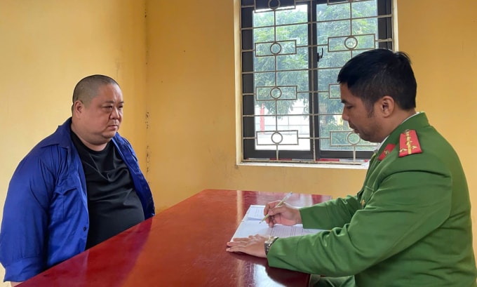 Nguyễn Chính Nghĩa tại cơ quan điều tra. Ảnh: Công an tỉnh Hưng Yên.