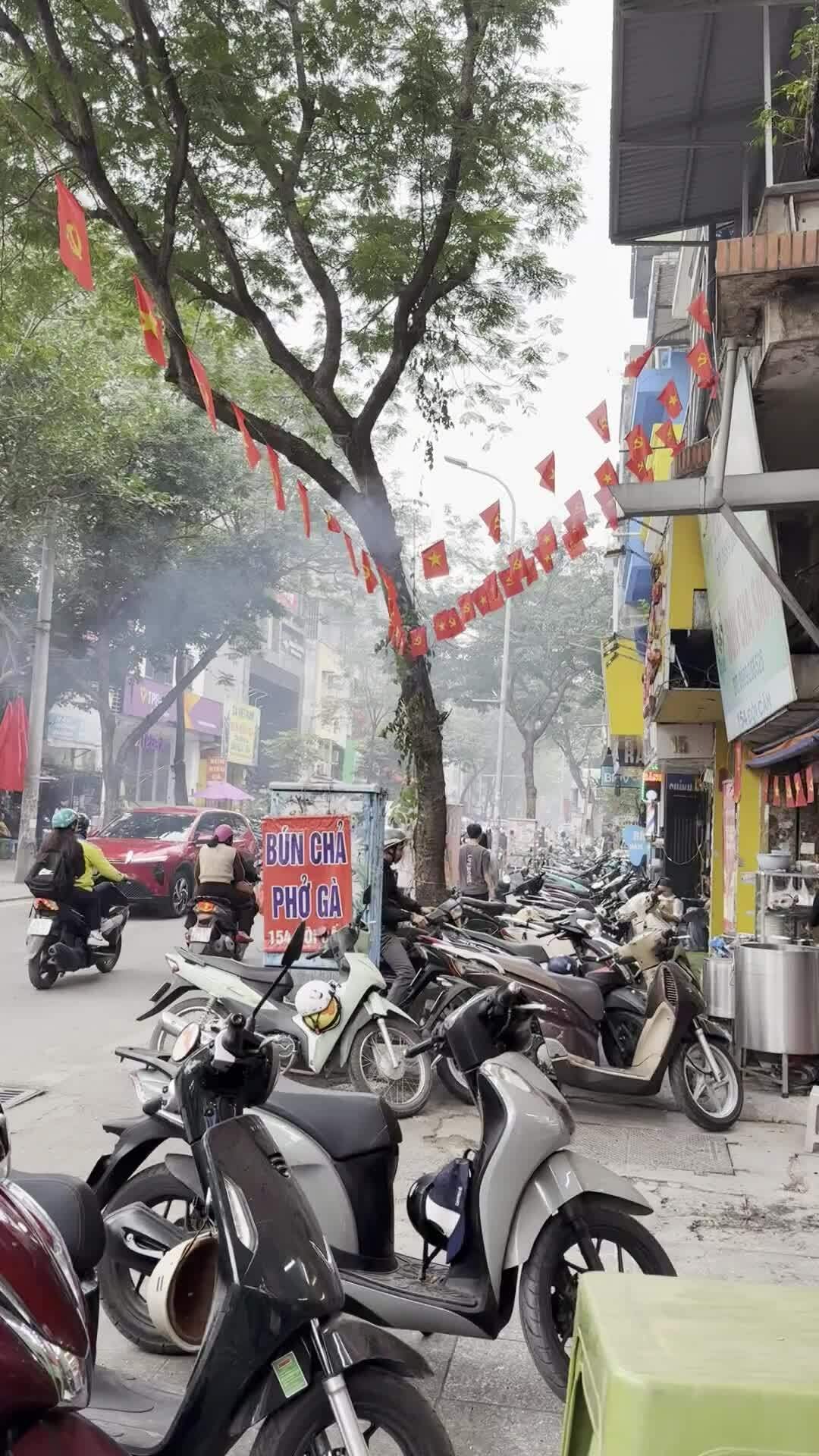 'Hun người' trong khói bún chả