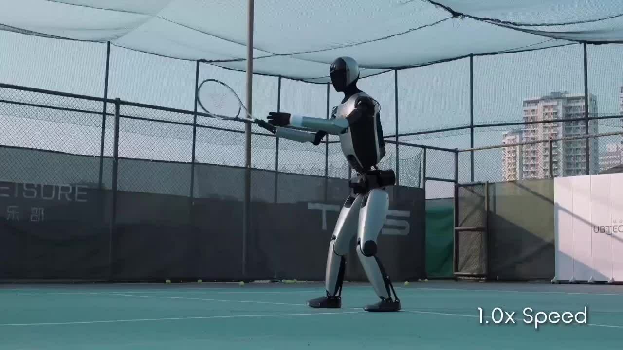 Robot hình người chơi tennis