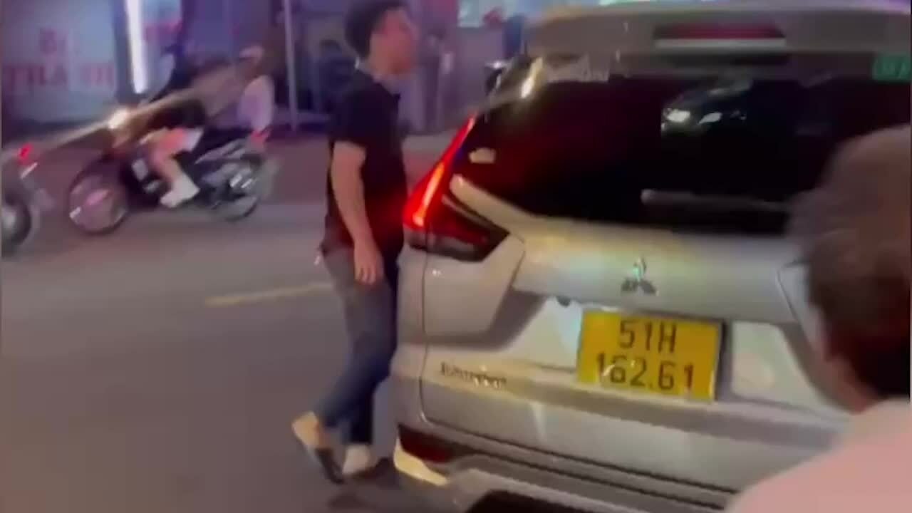Đập phá xe công nghệ vì bị đòi thêm 'tiền làm vệ sinh'