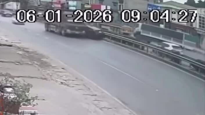 Xe con bị xe tải đâm xoay ngang hất lên dải phân cách cứng