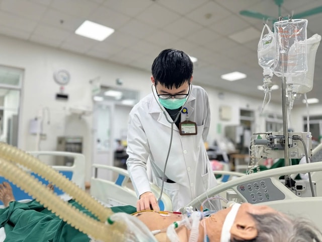 Người đàn ông 73 tuổi "nghiện thứ đáng sợ", làm tổn thương phổi, suy hô hấp nặng - Ảnh 1.