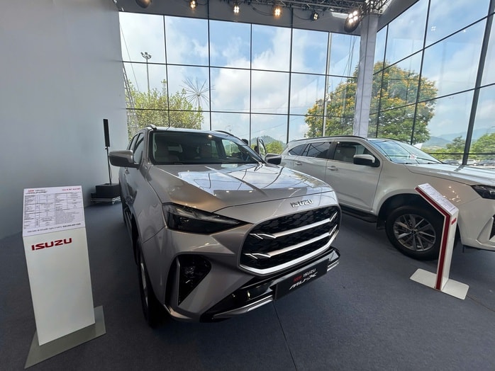 Đề xuất giảm lệ phí cấp biển số xe ô tô tại Hà Nội và TPHCM xuống 14 triệu đồng - Ảnh 1.