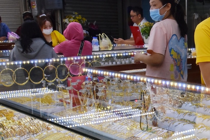 Giá vàng miếng SJC lần đầu chạm 158 triệu đồng / lượng , nguyên nhân từ căng thẳng quốc tế - Ảnh 2.