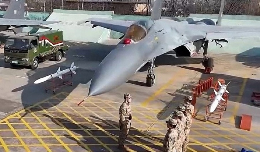 Đội ngũ kỹ thuật mặt đất Trung Quốc tại Đại học Kỹ thuật Không quân cùng với máy bay chiến đấu J-11A. (Ảnh: Military Watch)