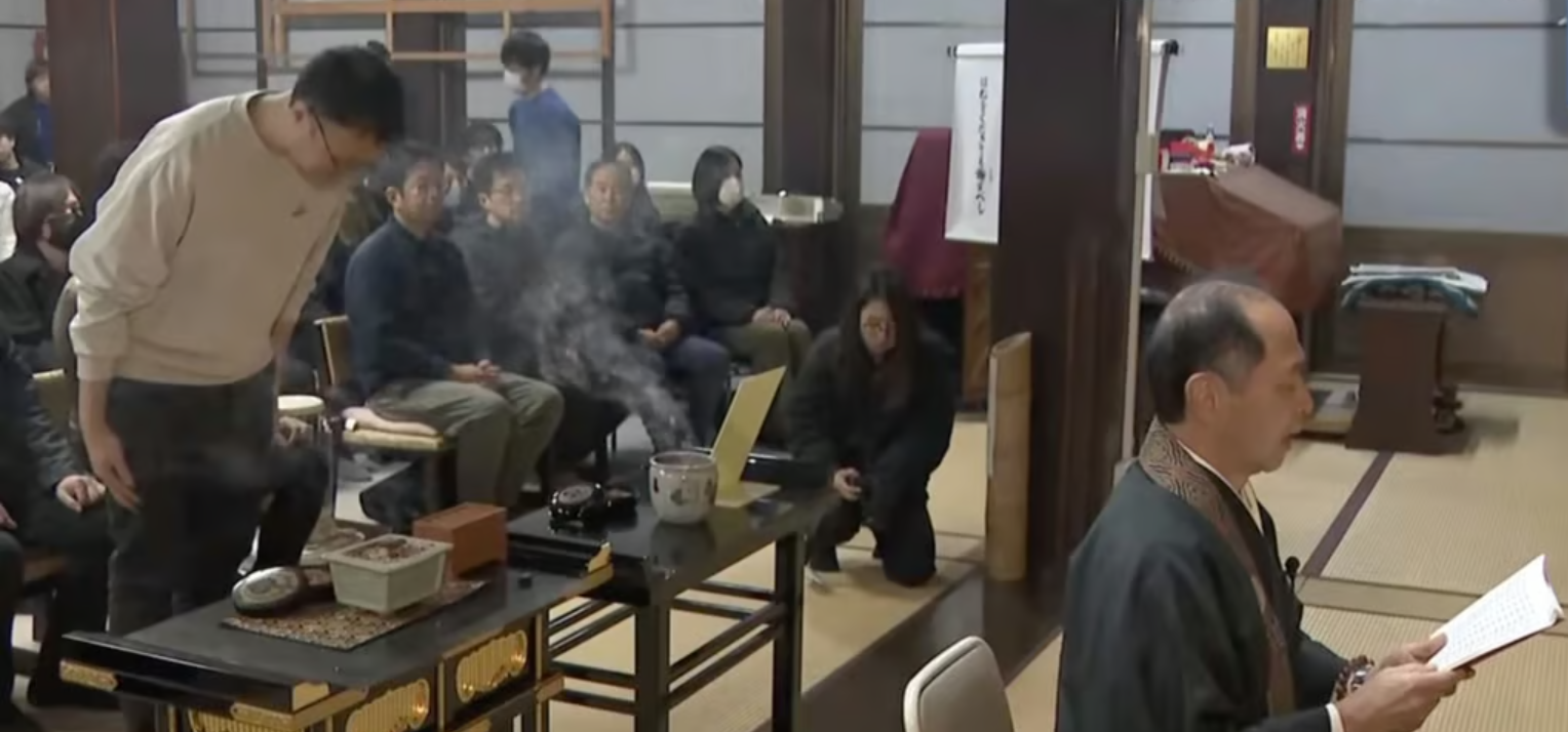 Khoảng 100 nhân viên tham dự buổi lễ. (Nguồn: ABCTVnews)