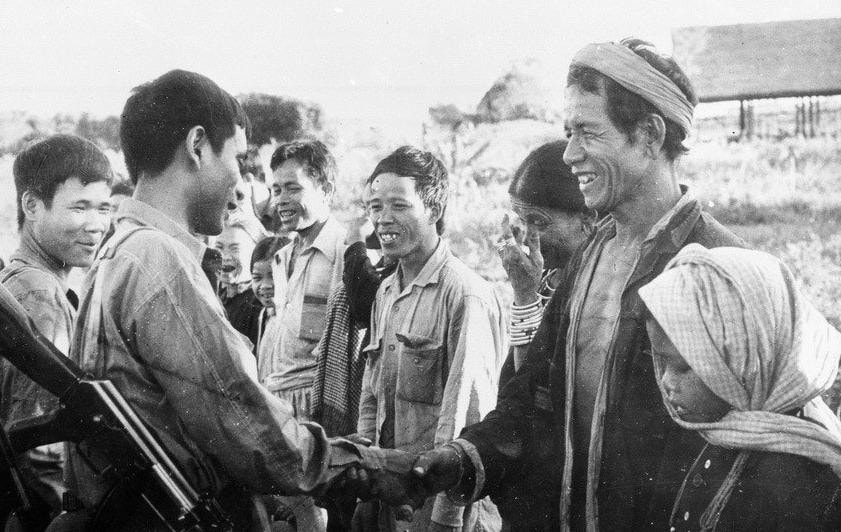 Người dân Campuchia và quân tình nguyện Việt Nam năm 1979