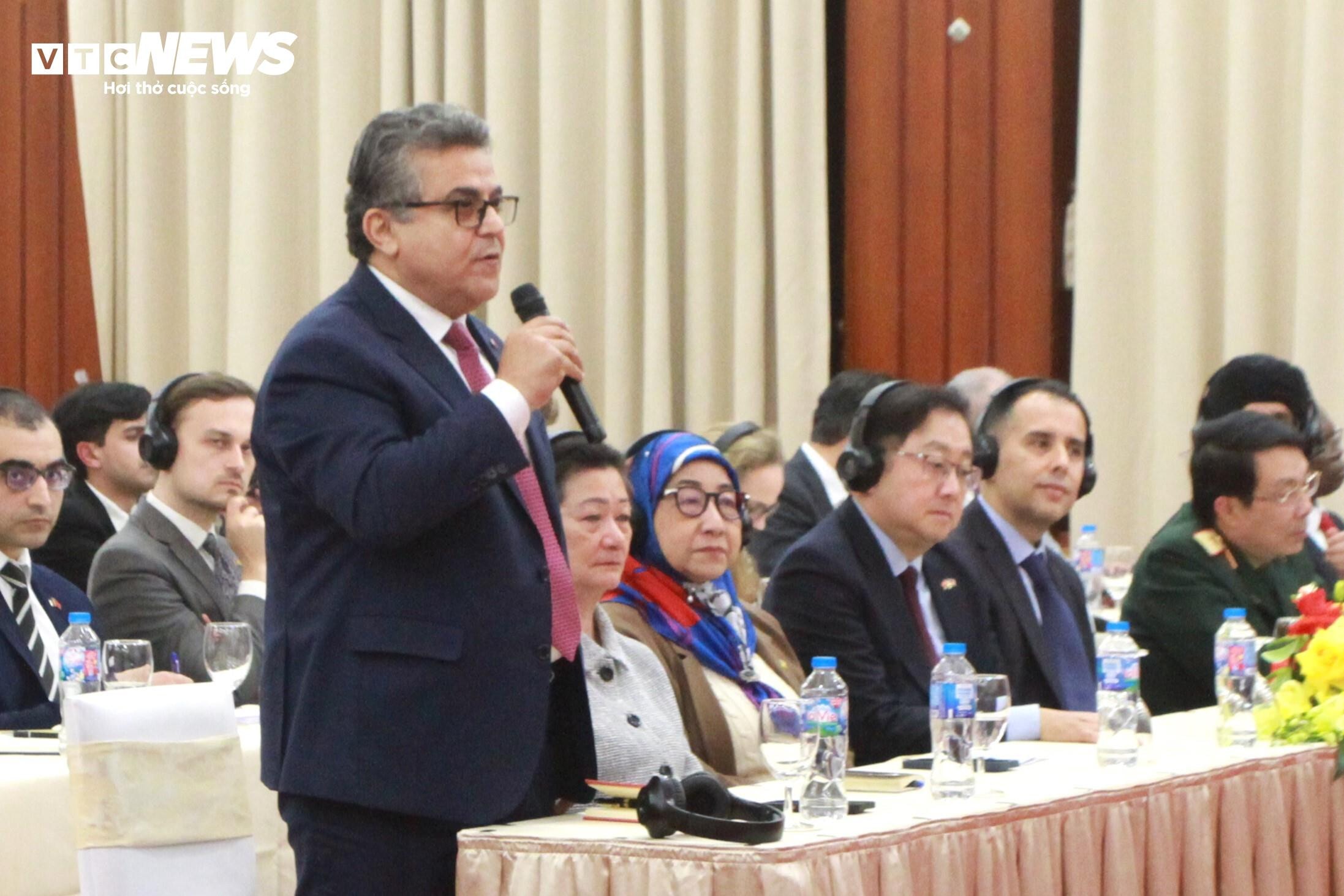 Đại sứ Palestine tại Việt Nam, Trưởng Đoàn Ngoại giao nước ngoài tại Việt Nam Saadi Salama.