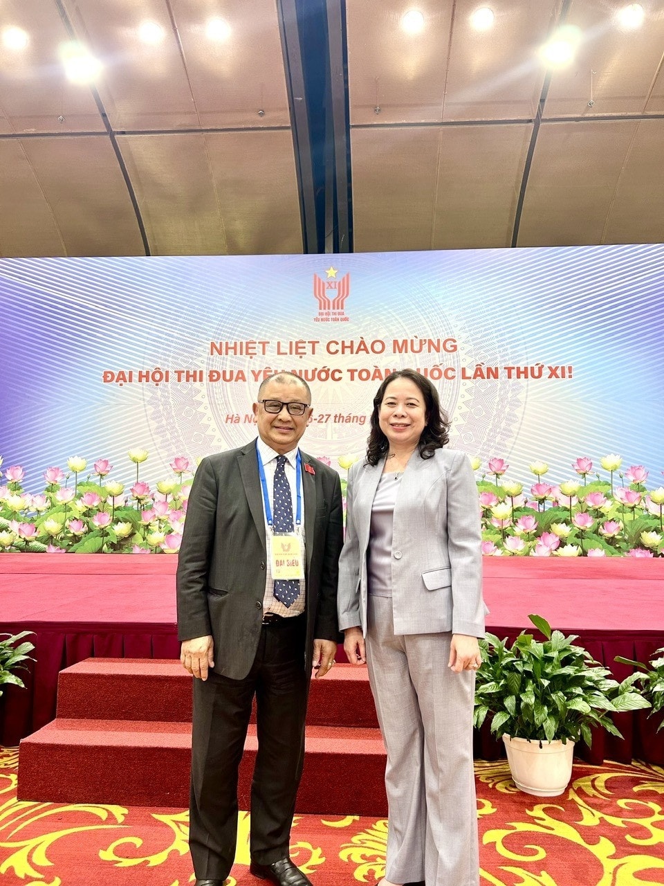 Ông Trần Bá Phúc chụp ảnh cùng Phó Chủ tịch nước Võ Thị Ánh Xuân tại Đại hội Thi đua yêu nước lần thứ 11 tại Hà Nội vào tháng 12/2025. Ảnh: NVCC