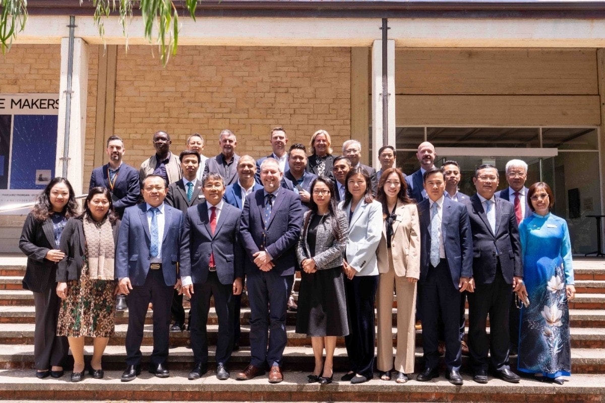 PGS.TS Dương Thị Hồng Liên (ngoài cùng bên phải) chụp ảnh cùng các đại biểu tham dự Diễn đàn Tây Australia - Việt Nam tháng 11/2025. Ảnh: NVCC