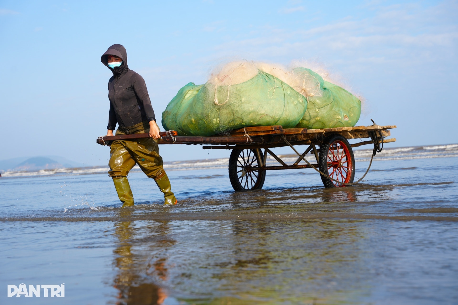 Vươn khơi vài giờ, ngư dân thu tiền triệu sắm Tết - 2 Vươn khơi vài giờ, ngư dân thu tiền triệu sắm Tết - 2