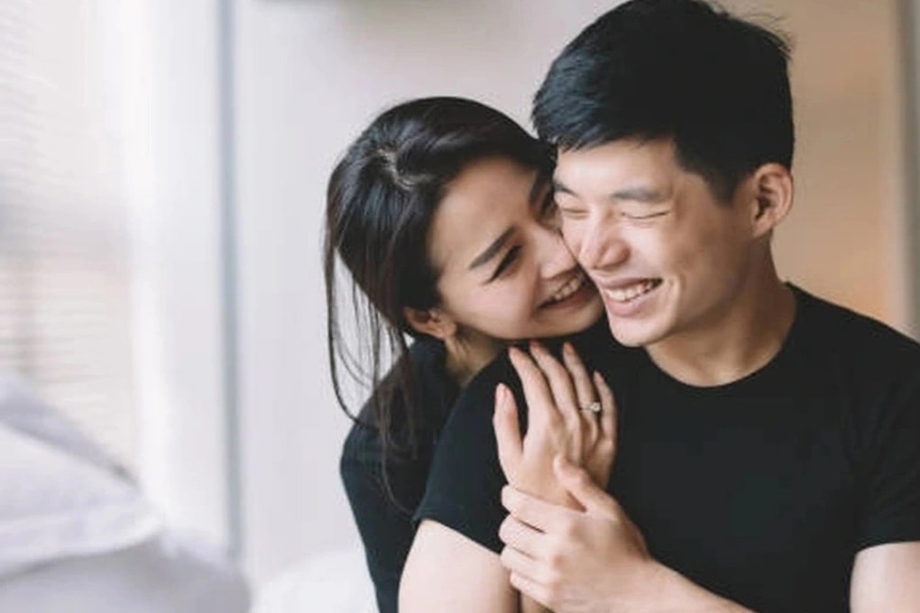 Chồng bế con riêng về nhà, mẹ chồng nói một câu khiến tôi ngã ngửa - 1