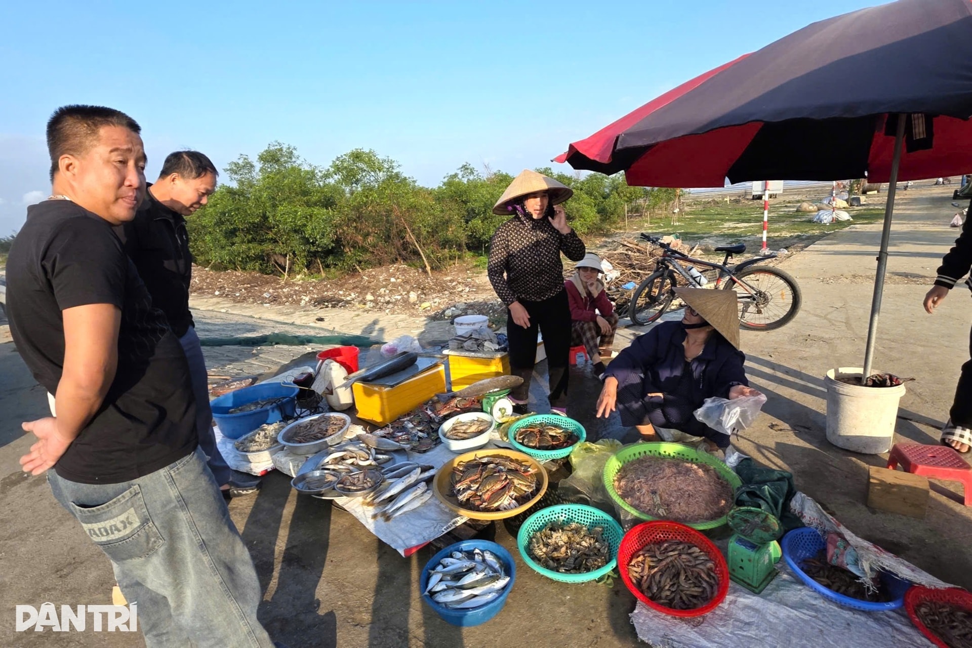 Vươn khơi vài giờ, ngư dân thu tiền triệu sắm Tết - 10 Vươn khơi vài giờ, ngư dân thu tiền triệu sắm Tết - 10