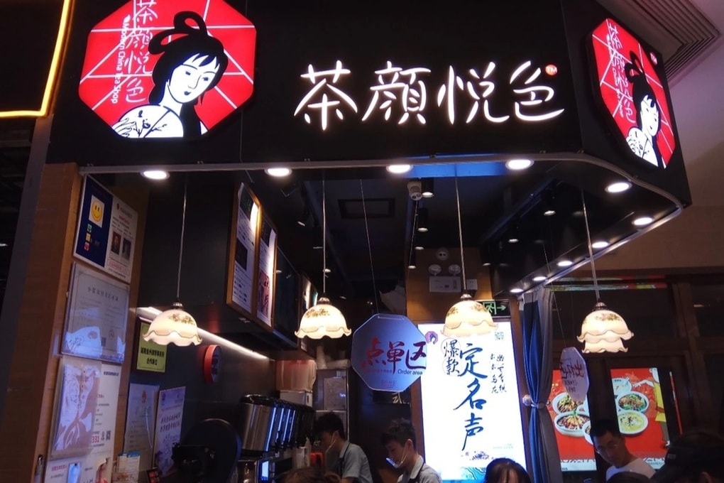 Nhân viên quán trà sữa lấy tay trần khuấy nước, nhặt đồ rơi cho vào cốc - 2