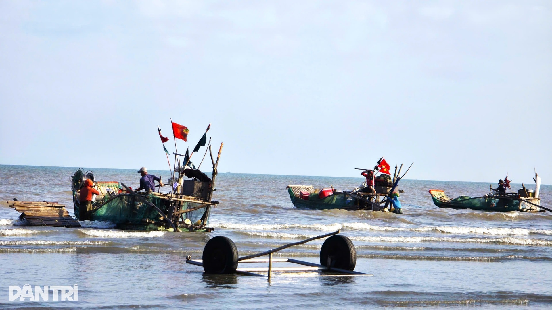 Vươn khơi vài giờ, ngư dân thu tiền triệu sắm Tết - 1 Vươn khơi vài giờ, ngư dân thu tiền triệu sắm Tết - 1