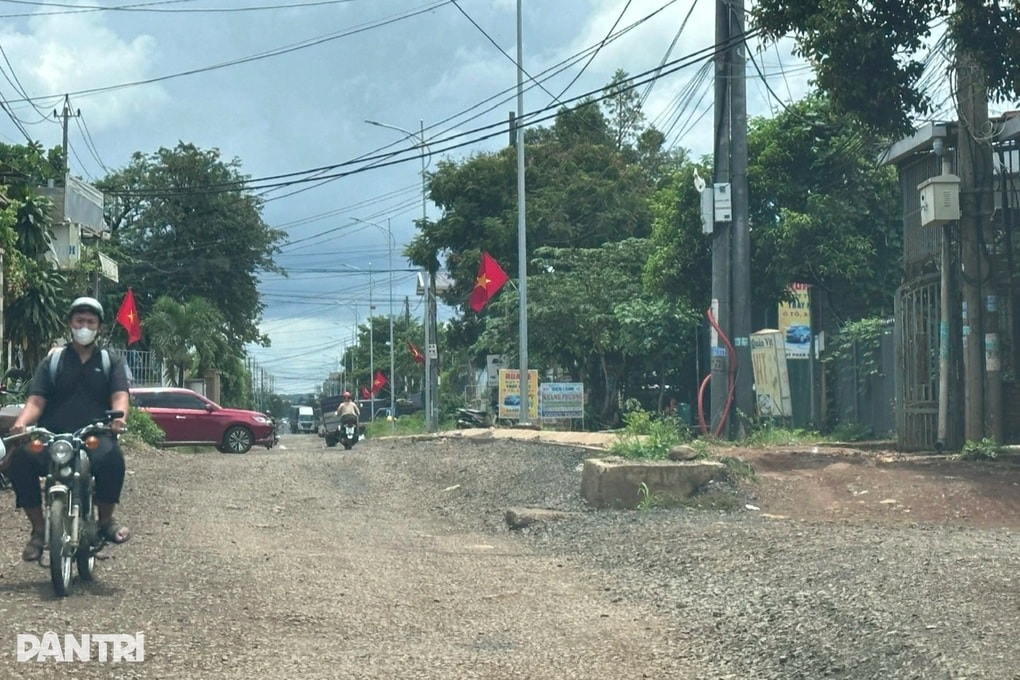 Mượn hơn 10 tỷ đồng tiền đền bù để trả lương vì lo... lao động bỏ việc - 2 Mượn hơn 10 tỷ đồng tiền đền bù để trả lương vì lo... lao động bỏ việc - 2