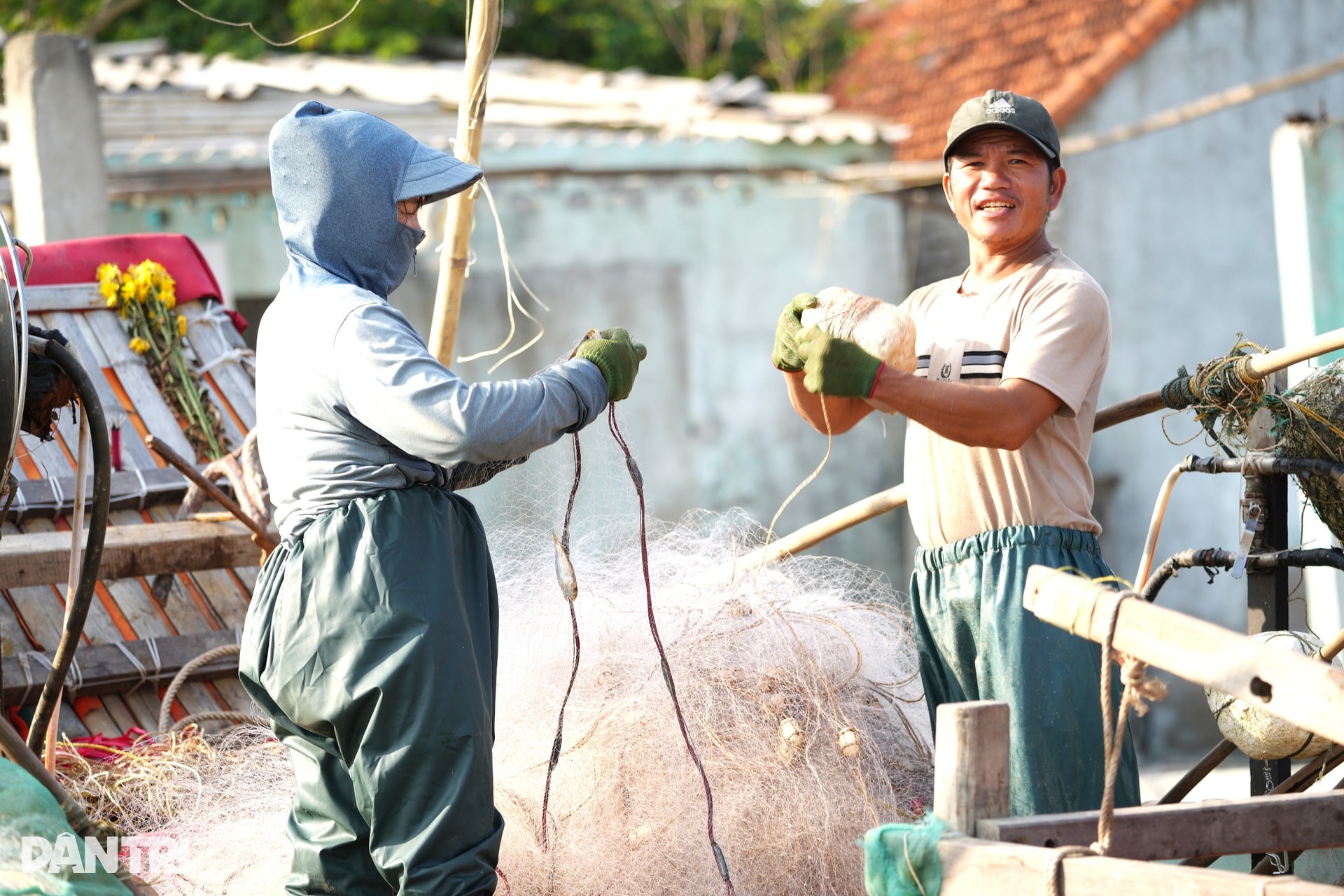 Vươn khơi vài giờ, ngư dân thu tiền triệu sắm Tết - 9 Vươn khơi vài giờ, ngư dân thu tiền triệu sắm Tết - 9