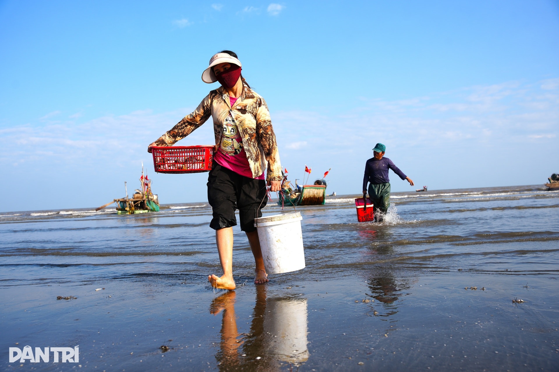 Vươn khơi vài giờ, ngư dân thu tiền triệu sắm Tết - 3 Vươn khơi vài giờ, ngư dân thu tiền triệu sắm Tết - 3