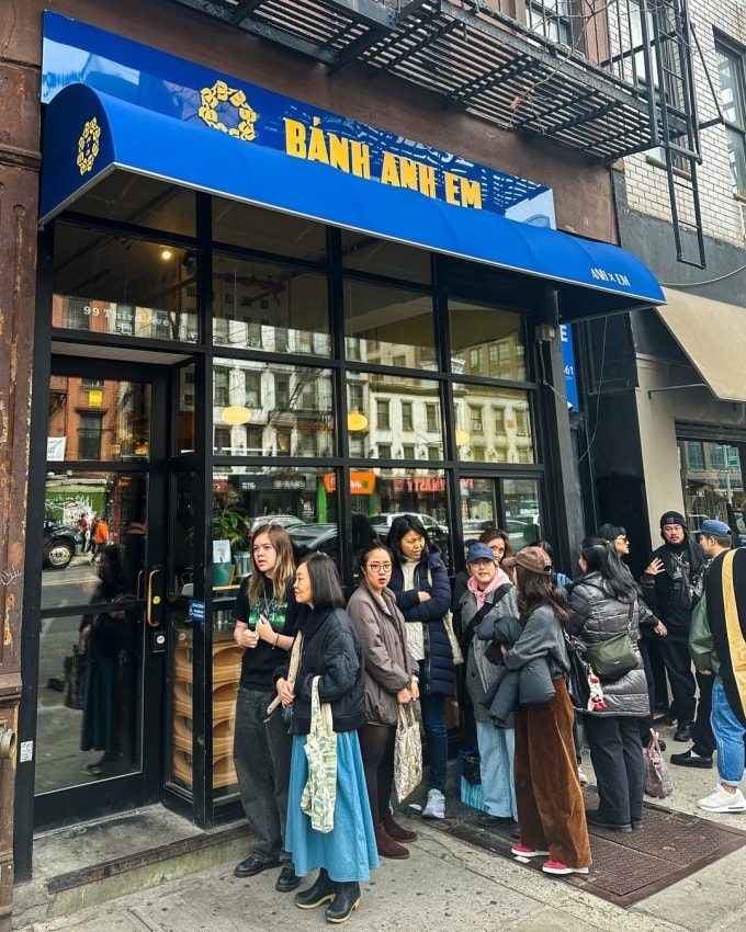 Thực khách xếp hàng trước giờ tiệm mở cửa.